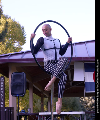 World Hoop Day 2019 - acrobats